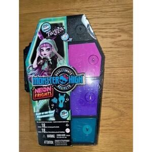 BRAND NEW!! Monster High Skulltimate Secrets Neon Frights Twyla Fashion Doll